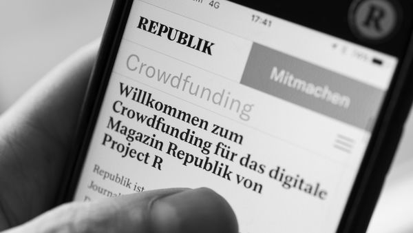 iPhone Bildschirm mit Website Crowdfunding für Republik